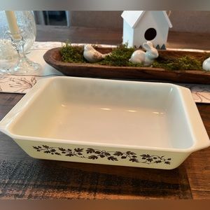 Pyrex Golden Acorn 575-B Space Saver, no lid